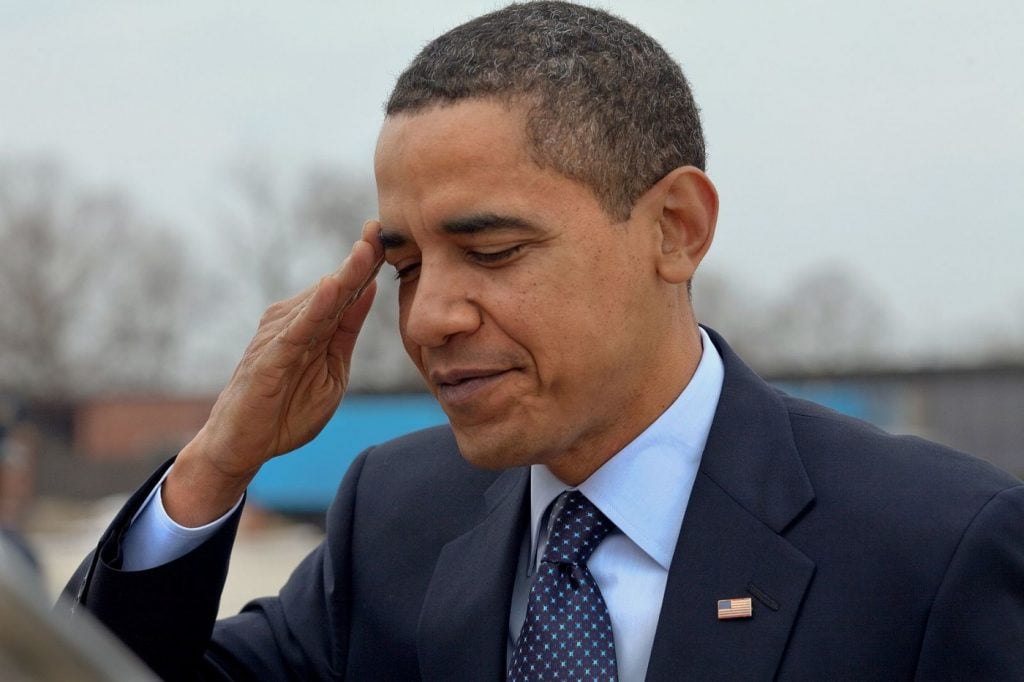 President_Barack_Obama_salutes_at_Andrews_Air_Force_Base_before_departing_for_Columbus,_Ohio