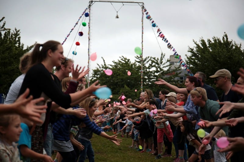 harbour-festival-balloon-toss-1468821136