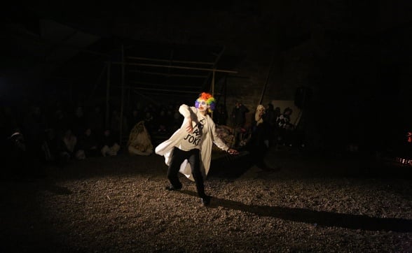 clown-performance-2c-photo-c-gray