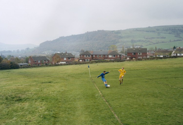 Engeland, Mytholmroyd, 30–10–2004 Calder 76 res - Pellon United: 4–3, Halifax & District Association Invitation Cup. Amateurvoetbal. Uit boek: European Fields / Europese Velden, nr. 29. Foto: Hans van der Meer/Hollandse Hoogte