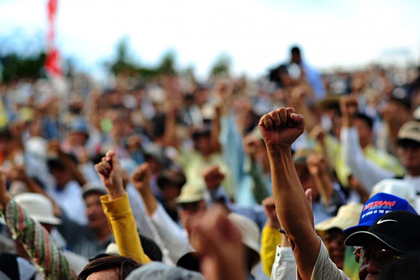 Closeup_of_protesters_at_Ginowan_protests_2009-11-08